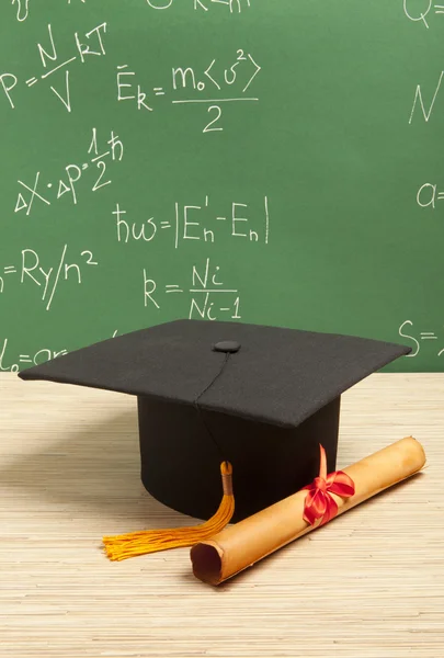 Gortarboard and graduation scroll — Stock Photo, Image