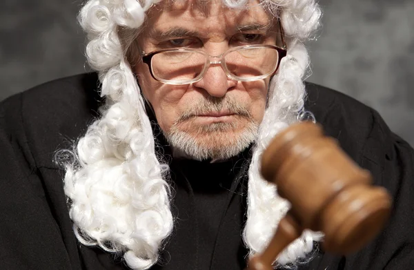 Alter männlicher Richter im Gerichtssaal schlägt mit dem Hammer zu — Stockfoto