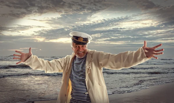 Felice marinaio uomo su sfondo oceano — Foto Stock