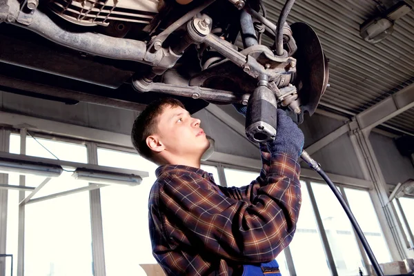Meccanico di ispezione auto ruota e sospensione dettaglio del sollevatore — Foto Stock