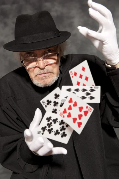 Show de mágicos com cartas de baralho . — Fotografia de Stock