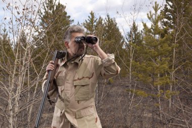 Dürbün ile seyir av tüfeği ile avcı