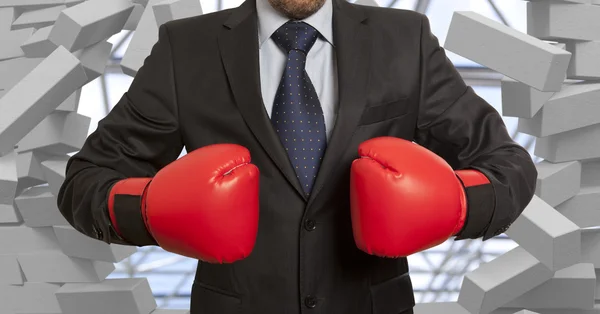 Geschäftsmann in Boxhandschuhen und Ziegelwand — Stockfoto
