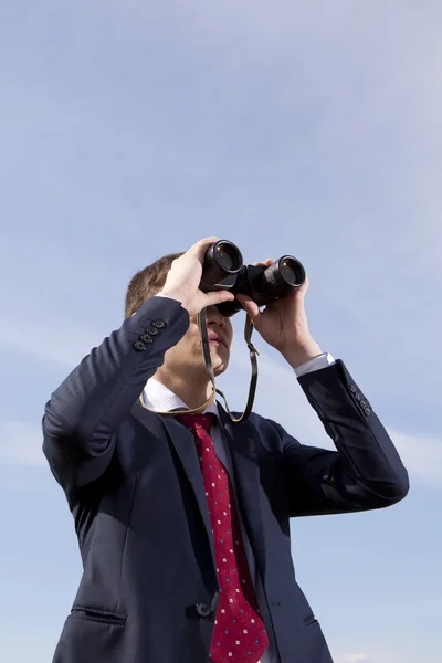 Affärsmannen ser ut genom en kikare — Stockfoto