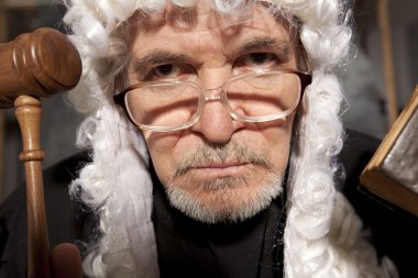 Tokmak çarpıcı bir mahkemede eski erkek yargıç