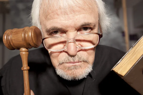 현저한 망치는 법정에서 오래 된 남성 판사 — 스톡 사진