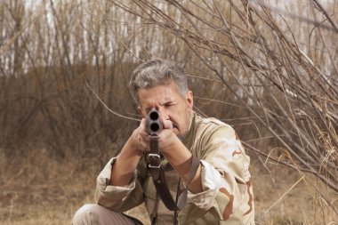 Avcı av tüfeği ile avlamak için