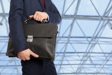 evrak çantası ile işadamı 