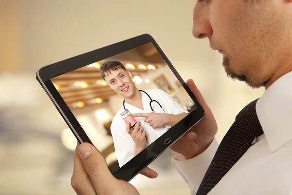 Homem tendo vídeo chat com o médico — Fotografia de Stock