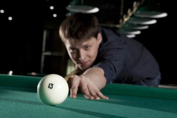 Junger Mann spielt Billard — Stockfoto