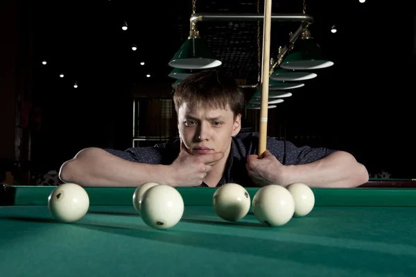 Junger Mann spielt Billard — Stockfoto