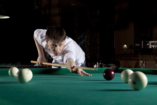 Young man playing billiards — Stock Photo, Image