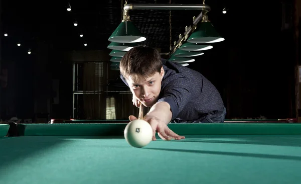 Young man playing billiards — Stock Photo, Image