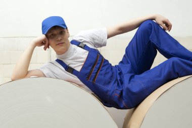 Rulo kağıt gazete fabrikasında çalışan yatıyor