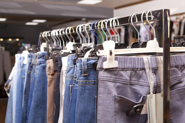Pantalones vaqueros azules y morados en una tienda —  Fotos de Stock