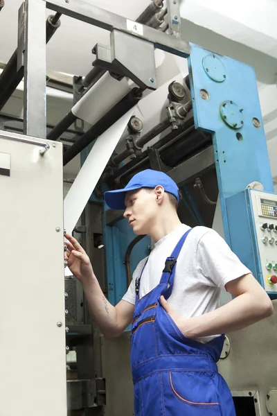 Mannen i hatten arbetar i tidningen fabrik — Stockfoto