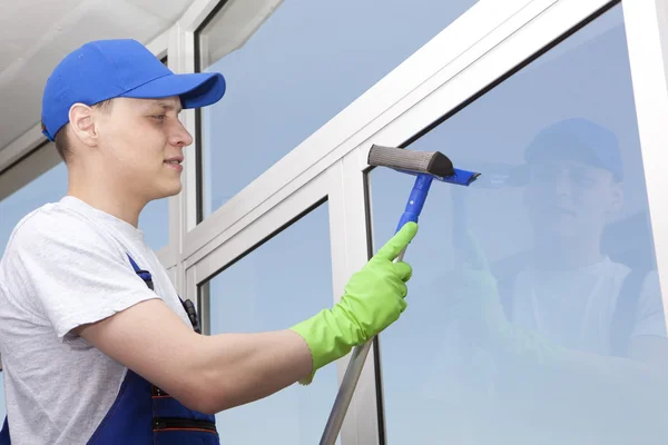 Professionelle Reinigung wäscht Fenster — Stockfoto