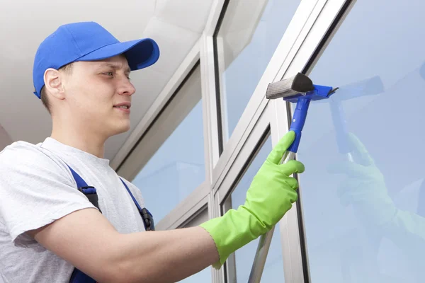 Profesionální čištění myje okna — Stock fotografie
