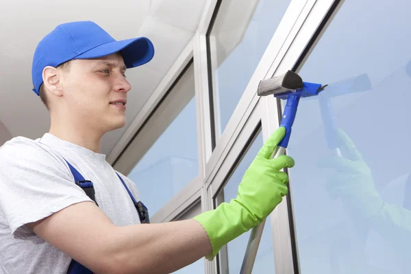 Professionelle Reinigung wäscht Fenster — Stockfoto