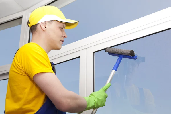 Professionelle Reinigung wäscht Fenster — Stockfoto