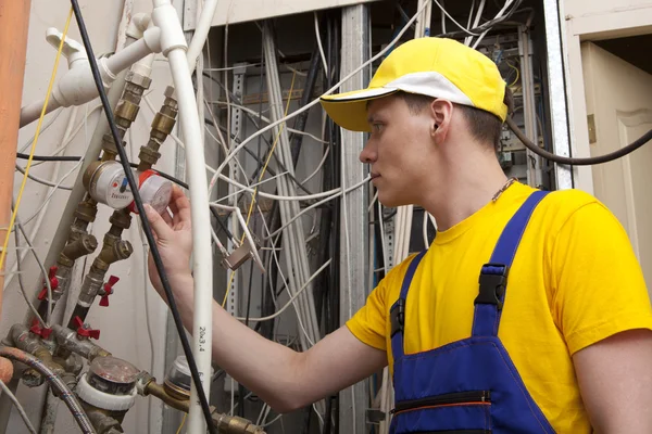 Klempner arbeitet an Zentralheizkessel — Stockfoto