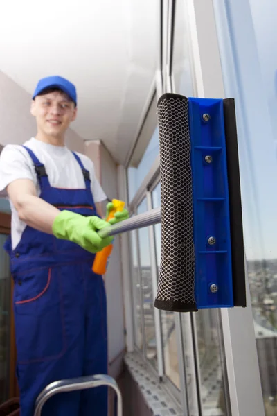 Professionele man wast venster — Stockfoto