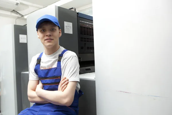 Jovem trabalhando na fábrica de impressão — Fotografia de Stock