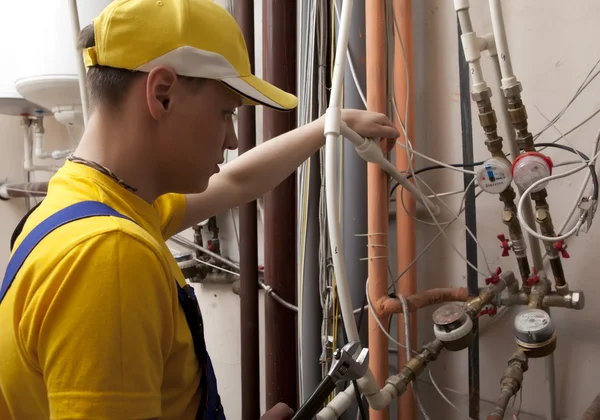 Loodgieter werken op centrale verwarming ketel — Stockfoto