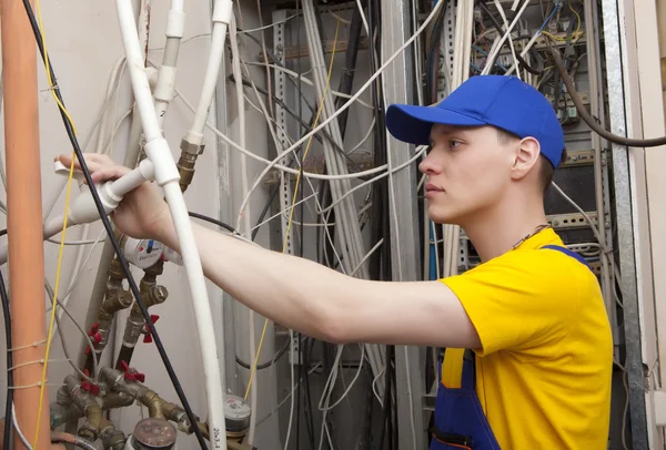 Instalatér pracuje na kotle ústředního topení — Stock fotografie