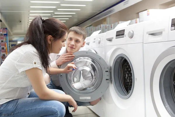 Lyckliga familjen par köpa ny tvättmaskin — Stockfoto