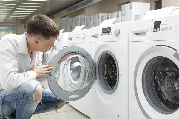 새로운 세탁기를 구입 하는 젊은 남자 — 스톡 사진