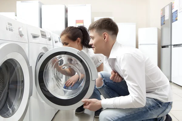 Casal feliz família comprar nova máquina de lavar roupa — Fotografia de Stock