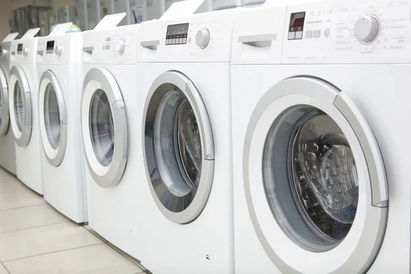 Vente de machines à laver dans le magasin — Photo