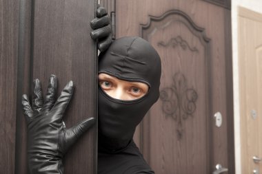 Ninja. Bir kapının arkasında saklanıyor soyguncu