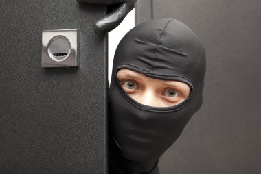 Ninja. Bir kapının arkasında saklanıyor soyguncu