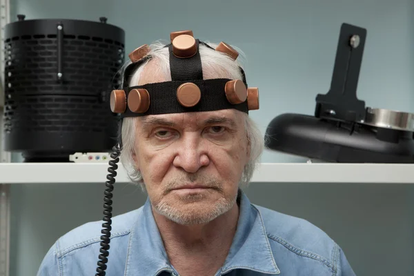 Homem inventor louco usando uma pesquisa cérebro capacete — Fotografia de Stock