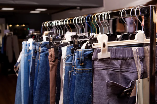 Pantalones vaqueros azules y morados en una tienda —  Fotos de Stock