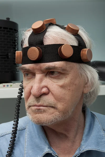 Homme inventeur fou portant un casque cerveau recherche — Photo