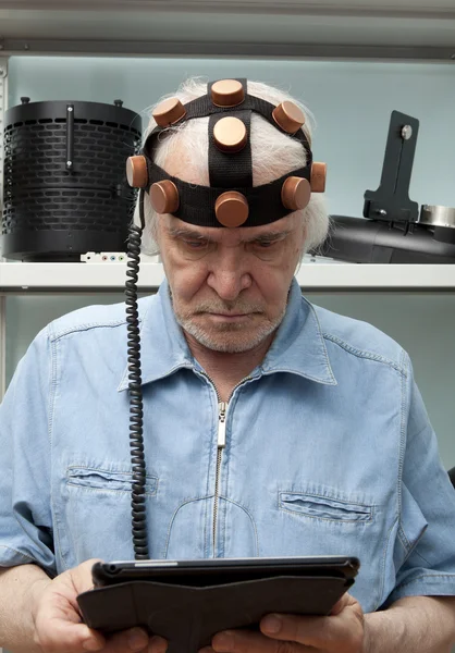 Чоловік божевільний винахідник в шоломі дослідження мозку — стокове фото