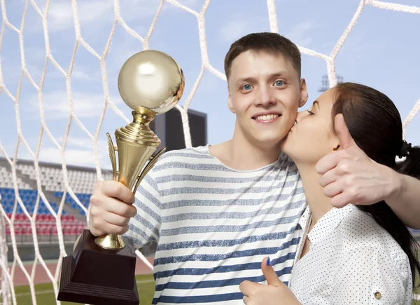 Mannen håller upp en guldpokalen cup som en vinnare — Stockfoto