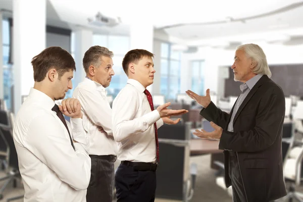 Vier zakenman proberen tot een akkoord te komen — Stockfoto