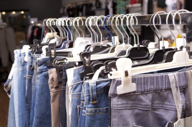 Mavi ve mor kot bir dükkanda