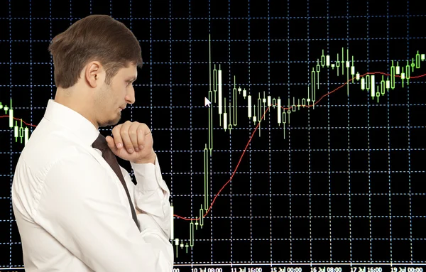 Comerciante de ações olhando para monitores — Fotografia de Stock
