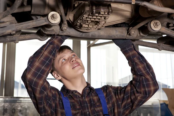Meccanico di auto che lavora nel servizio di riparazione auto — Foto Stock