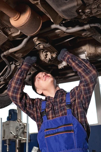 Mécanicien automobile travaillant dans le service de réparation automobile — Photo