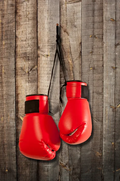 木製の壁に掛かっているボクシング グローブのペア — ストック写真