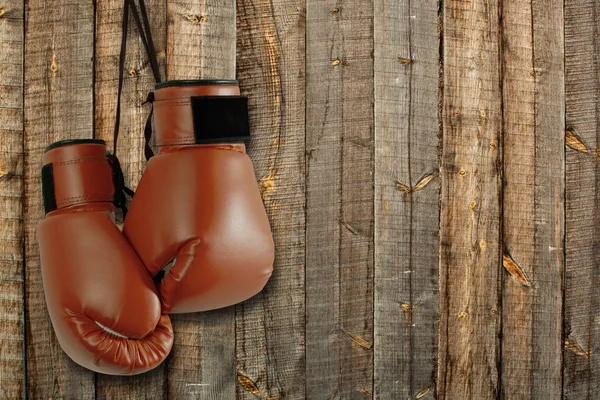 Coppia di guanti da boxe appesi alla parete in legno — Foto Stock