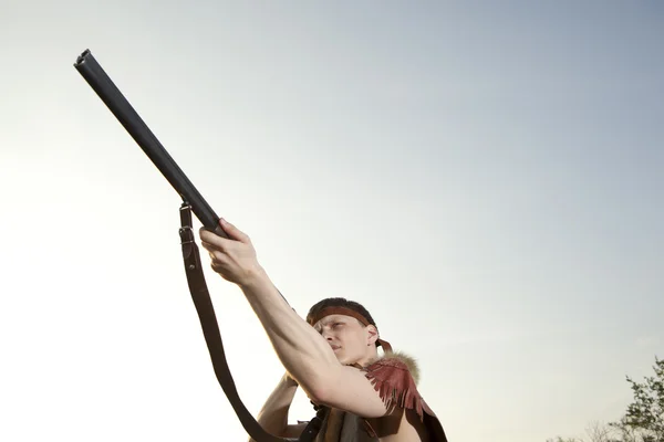 Ретро охотник готов охотиться с охотничьим ружьем — стоковое фото