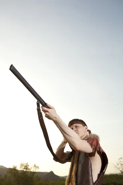 Cazador retro listo para cazar con rifle de caza — Foto de Stock