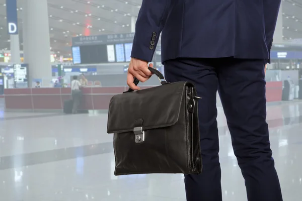 Бізнесмен з портфелем в аеропорту — стокове фото